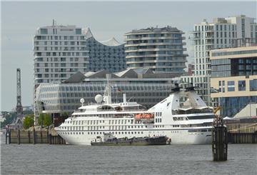 Hamburg-Premiere: Luxuriöses Mini-Kreuzfahrtschiff zieht alle Blicke auf sich