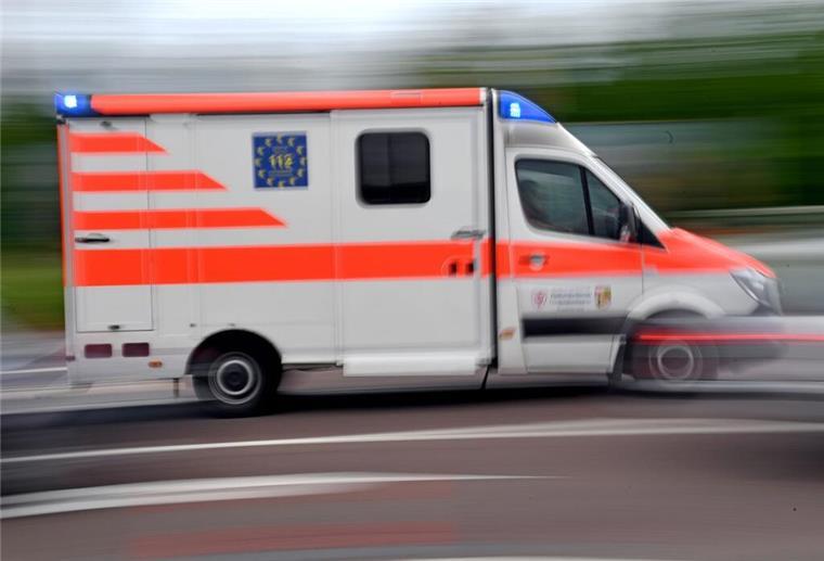 Ein Krankenwagen ist mit Blaulicht auf Einsatzfahrt.