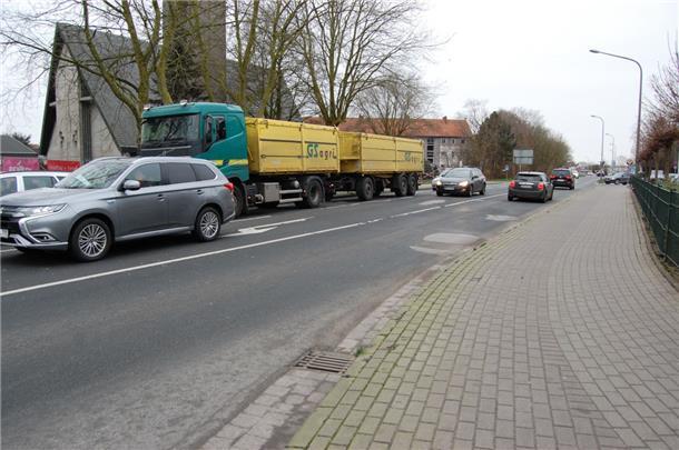 Die stark befahrene Weserstraße ist marode. Nun wird sie saniert.