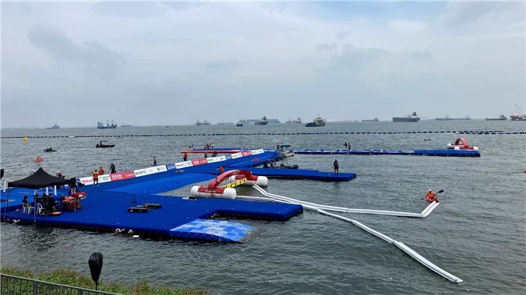 Schwimm-Profis ärgern sich über dreckiges Wasser Die Start-Plattform für das Freiwasserschwimmen bei der Weltmeisterschaft im Land Singapur treibt im Wasser. Weil das Wasser so dreckig ist, musste ein WM-Rennen verschoben werden.