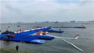 Die Start-Plattform für das Freiwasserschwimmen bei der Weltmeisterschaft im Land Singapur treibt im Wasser. Weil das Wasser so dreckig ist, musste ein WM-Rennen verschoben werden. 