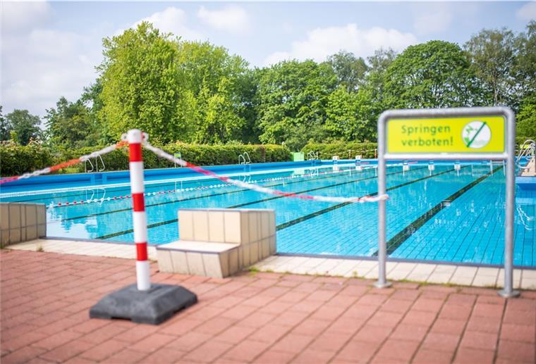 Freibad Grünhöfe von heute an geöffnet Die Startblöcke sind vorerst noch gesperrt, aber Schwimmen ist von heute an wieder möglich im Freibad Grünhöfe. Foto: Hartmann