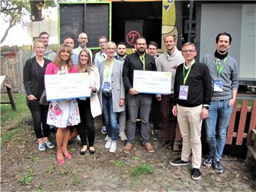 Die Startup-Sieger freuen sich über ihre Preise. Gemeinsam mit ihrem Sponsor EWE haben sie jetzt viel vor.  