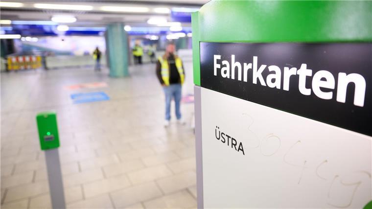 In Hannover und Bremen stehen Busse und Bahnen still Die Stationen waren verwaist.