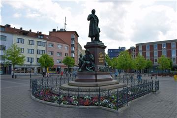 Die Statue von Bremerhavens Stadtgründer Johann Smidt bildet das Zentrum des Theodor-Heuss-Platzes in Mitte. Jetzt ist ihm ein Nachtschwärmer auf den Leib gerückt.