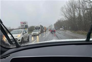 Stau auf dem Weg zum Hafen.