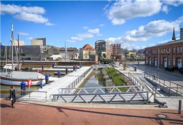 Die Steganlage vor der Schiffergilde am Neuen Hafen ist fertig. Foto Scheschonka