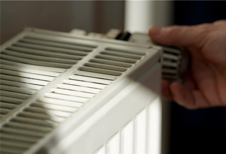 Verdopplung des Heizkostenzuschusses: Ampel ist sich einig Eine Frau dreht an einem Heizungsthermostat.