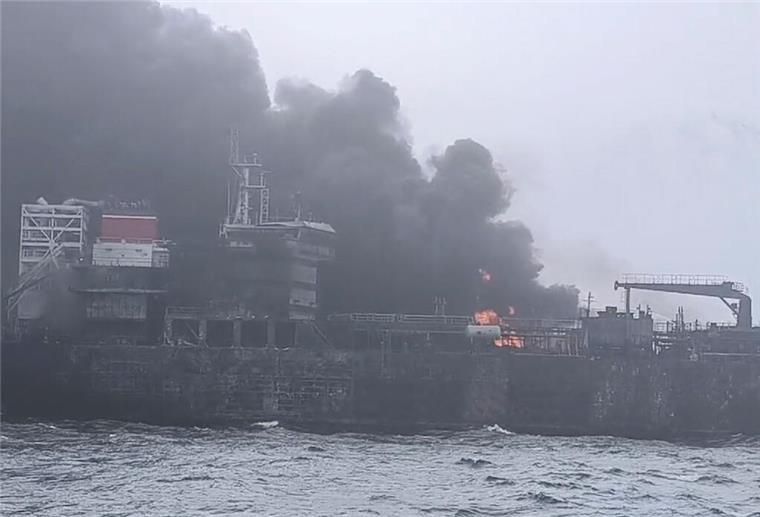 Verunglückter Tanker in Nordsee hatte 220.000 Barrel Kerosin geladen In diesem Bild aus einem von Denys Mezentsev zur Verfügung gestellten Video arbeiten Rettungskräfte vor Ort, nachdem ein Frachtschiff vor Ostengland mit einem Tanker zusammengestoßen ist, der Treibstoff für das US-Militär geladen hatte. Die «Stena Immaculate» kollidierte am Vormittag aus bislang nicht geklärter Ursache mit dem Frachtschiff «Solong» und geriet in Brand. (zu dpa: «Schiffe vor britischer Küste brennen auch in der Nacht»)