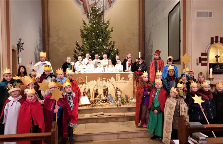 Sternsinger unterstützen Kinder im Libanon Die Sternsinger beim Gottesdienst.