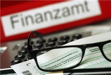 Auf einem Vordruck für die Steuererklärung liegen Stift und eine Brille. Die Steuererklärung zu machen, ist für viele Arbeitnehmer eine unangenehme Pflichtaufgabe. Doch es gibt Wege, den Aufwand in Grenzen zu halten. Dazu gehören 12 wichtige Pauschalen.