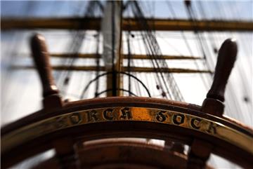 Die Steuerräder und ein Teil der Masten sind an Bord der Gorch Fock zu sehen.