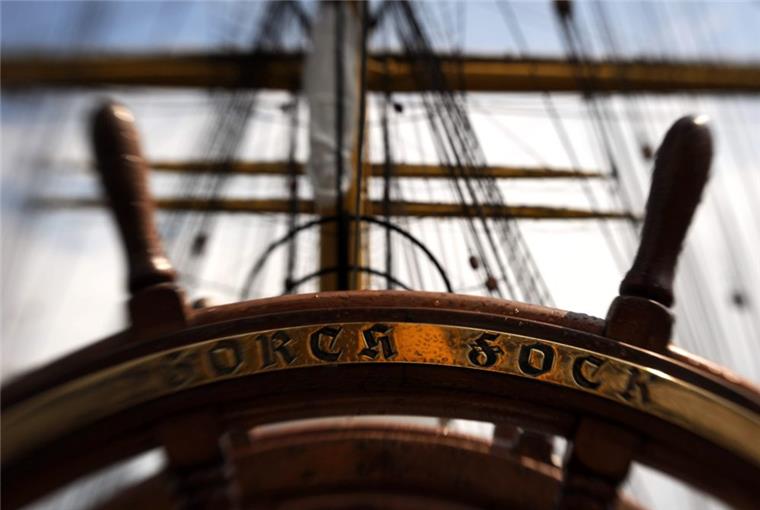 Die Steuerräder und ein Teil der Masten sind an Bord der Gorch Fock zu sehen.