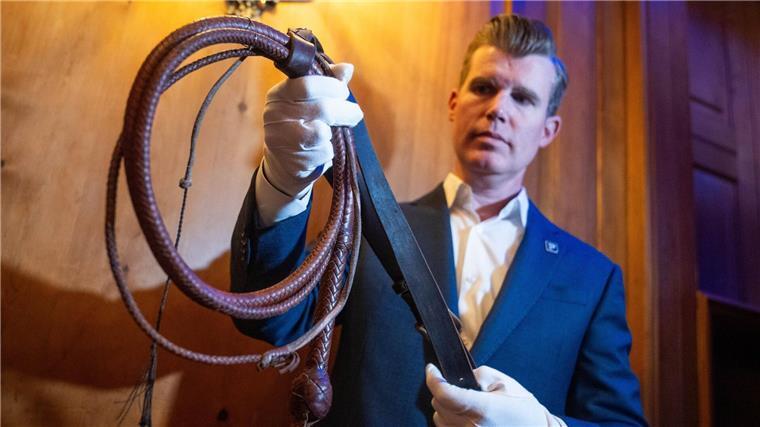 Die Stierpeitsche und der Gürtel von Indiana Jones - diese berühmte Filmrequisite hat einst Harrison Ford in der Hand gehalten.