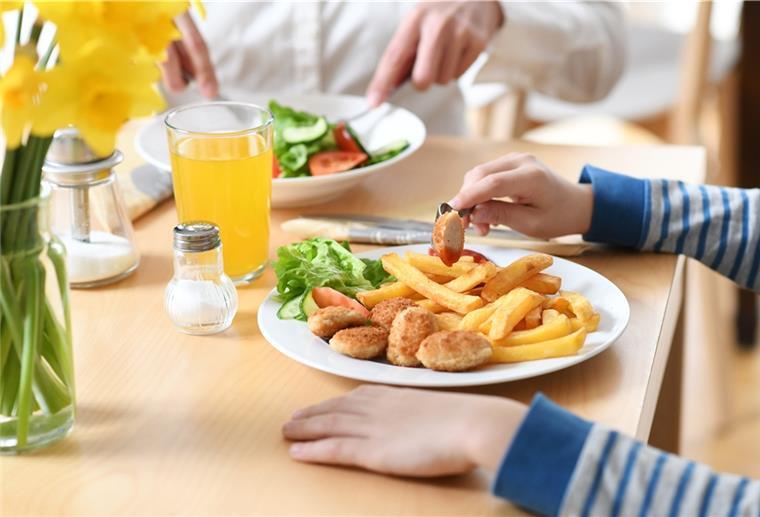 Die Stiftung Warentest hat Chicken Nuggets getestet. Der Salzanteil ist wohldosiert. Für einen unnötigen Energiegehalt sollten sie aber nicht mit Pommes vertilgt werden. Salat oder Reis seien besser.