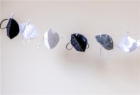  FFP2-Masken an der Leine