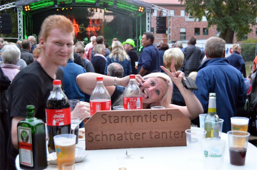 Die Stimmung beim LoxRock in Loxstedt war schon am frühen Abend super. Foto: Sch...
