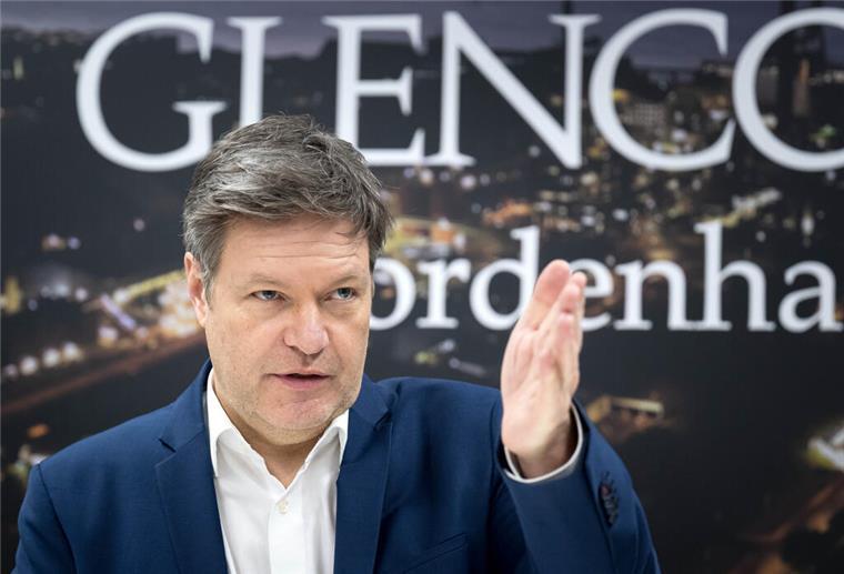 Habeck bei Glencore in Nordenham: Wütender Protest, freundliche Gespräche Die Stimmung droht zu kippen. Immer wieder muss Moderator Douewe Wittbard die wütende Menschenmenge zur Besonnenheit aufrufen.