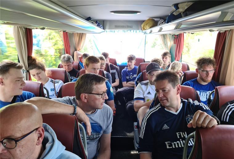 Die Stimmung im Bus ist gut, auch wenn es schwierig wird. Hier sind die Fans, unter ihnen Butjadingens Bürgermeister Axel Linneweber (vorn rechts), am 23. Mai 2022 unterwegs zum zweiten Relegationsspiel gegen Hertha BSC Berlin. Das ging verloren, der HSV spielt weiter in der zweiten Liga.