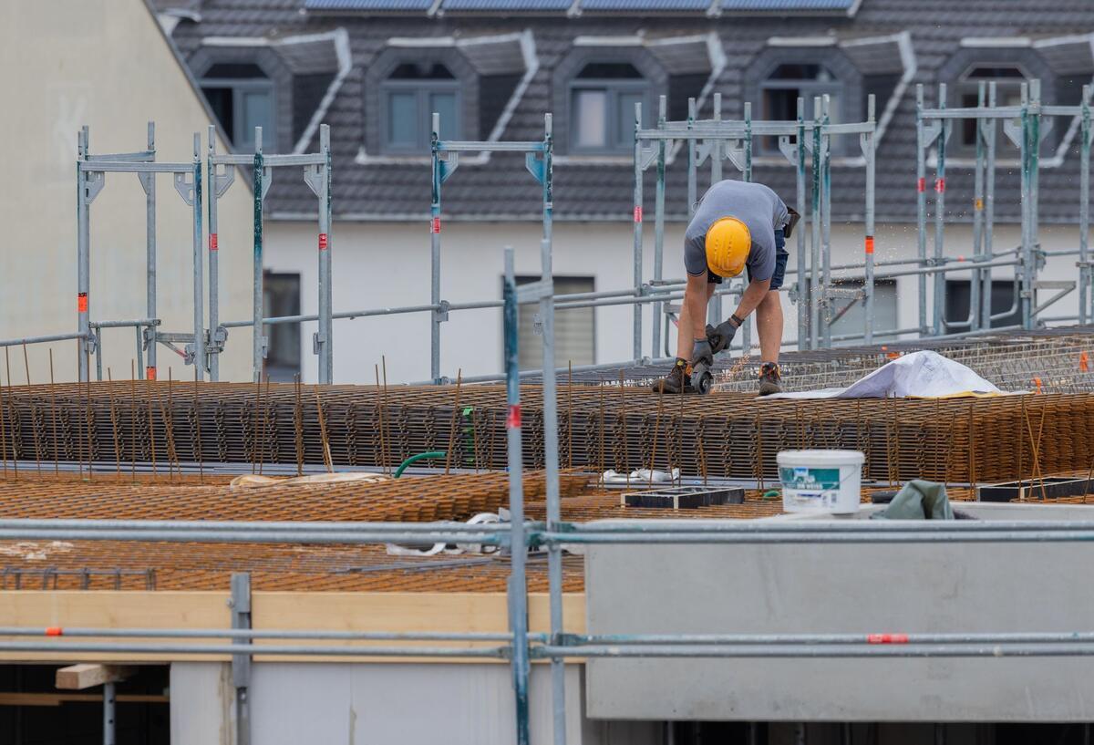 Hoffnungsschimmer im Wohnungsbau – aber die Krise ist noch nicht vorbei Bauarbeiter arbeiten an einem Rohbau für Eigentumswohnungen im Stadtteil Ehrenfeld.