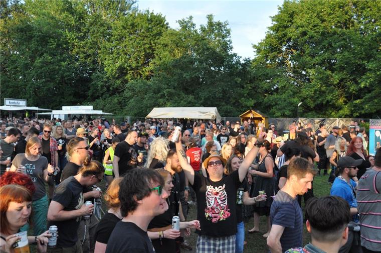 25 Jahre Fonsstock: Toller Auftakt des Geburtstags-Festivals Die Stimmung ist super beim Fonsstock-Festival