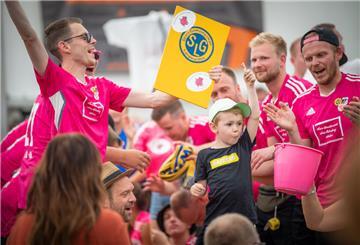 Kicker der SG Landwürden feiern im Festzelt des Dedesdorfer Markts.