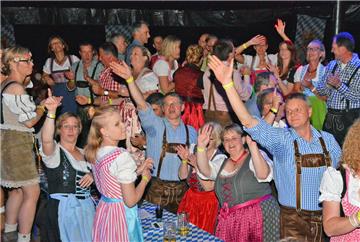 Die Stimmung war bei den Partygästen ausgelassen. Foto: Zschiesche