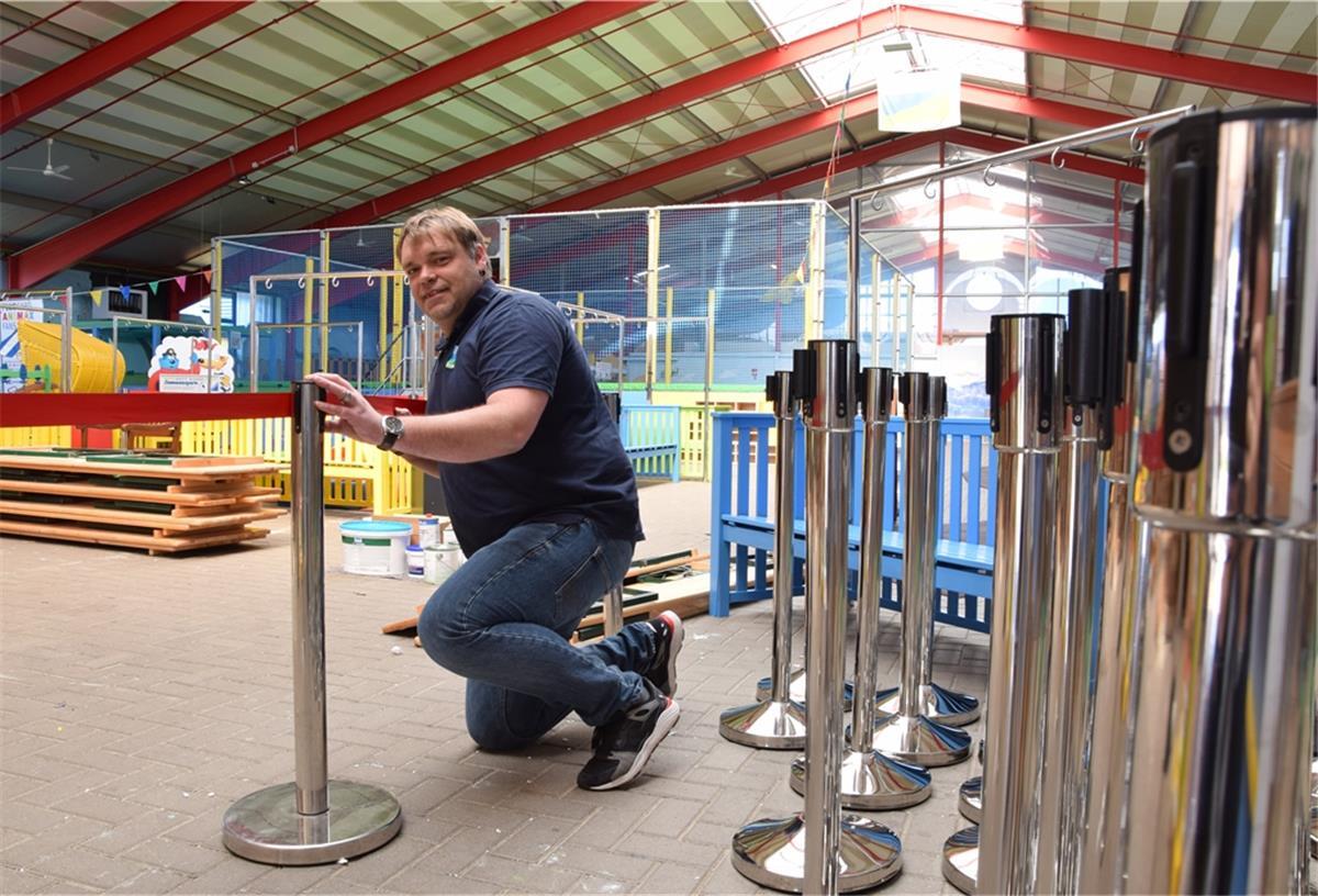 Die Strände in Butjadingen werden derzeit in Parzellen eingeteilt. Das Bild zeigt Bernd Kappus (links) und Robert Kowitz von der Tourismus-Service Butjadingen.
