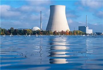 ARCHIV - 25.10.2023, Bayern, Essenbach: Das Kernkraftwerk Isar 2. Die Abfälle aus Atomkraftwerken können nach einer Studie von Experten in deutlich weniger schädliche Elemente umgewandelt werden. (zu dpa: «Studie: Umwandlung von Atommüll konkret möglich») Foto: Armin Weigel/dpa +++ dpa-Bildfunk +++
