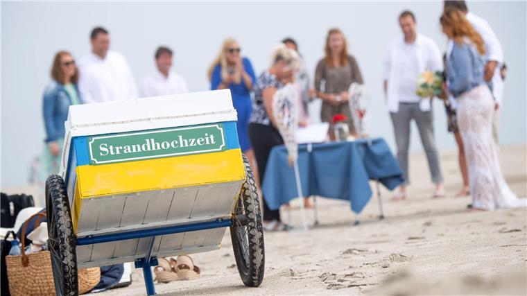 Schlösser und Strand: Besondere Orte für Trauungen gefragt Die Strandhochzeiten auf Juist sind wetterabhängig, bei Regen oder starkem Wind sind sie nicht möglich. (Archivbild)