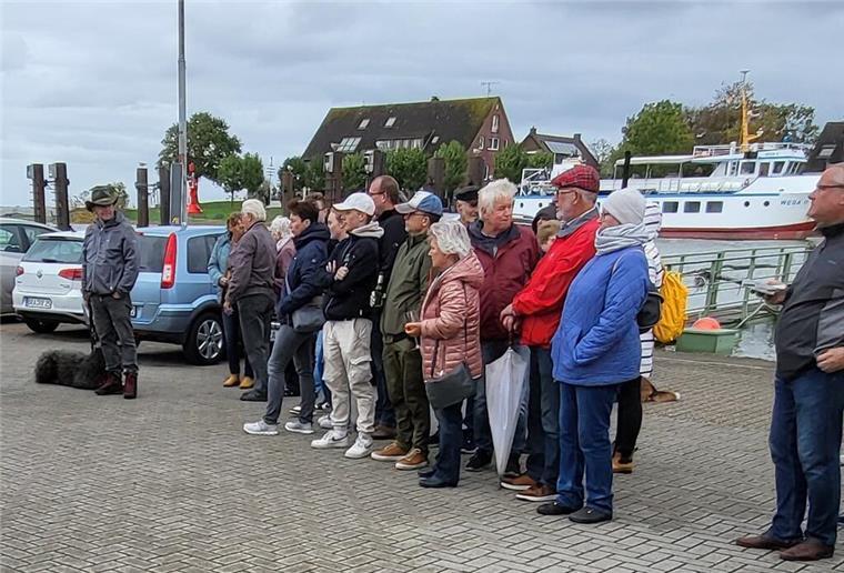 Sturmflut bedeutet vorzeitiges Ende für Markt in Fedderwardersiel Die Strandkorbversteigerung war wieder der Höhepunkt des Marktes.