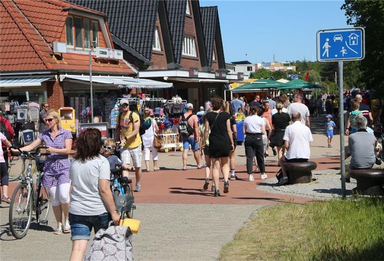 Cuxhavens Strände sind voll an Pfingsten Die Strandpromenade und die Sahlenburger Ladenstraße von Cuxhaven war am vergangenen Pfingstwochenende brechend voll.