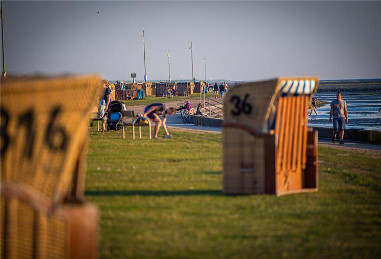 Strandbesucher in Dorum-Neufeld