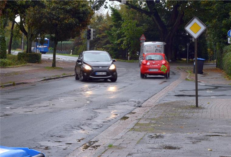 Die Straße Auf dem Quabben in Zeven ist wegen ihres desaströsen Zustands seit Jahren ein Ärgernis. Jetzt wurden die Anlieger über die endlich beginnenden Sanierungsarbeiten informiert.