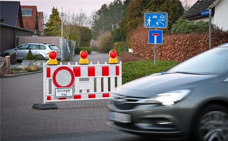 Gegen Gaffer: Straße nach Brand in Drangstedt abgesperrt Die Straße, in der in der Nacht zum Neujahr ein Einfamilienhaus abgebrannt war, ist nun gesperrt worden.