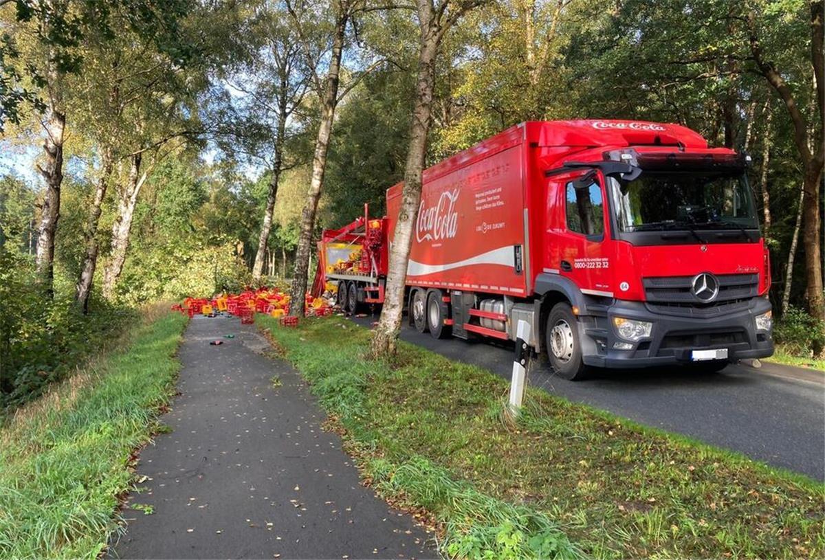 Cola-Crash in Sauensiek: LKW verliert kistenweise Limonade Die Straße musste bis in die Abendstunden gesperrt bleiben.