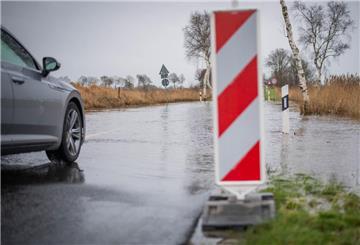 Überflutete Straßen und Radwege