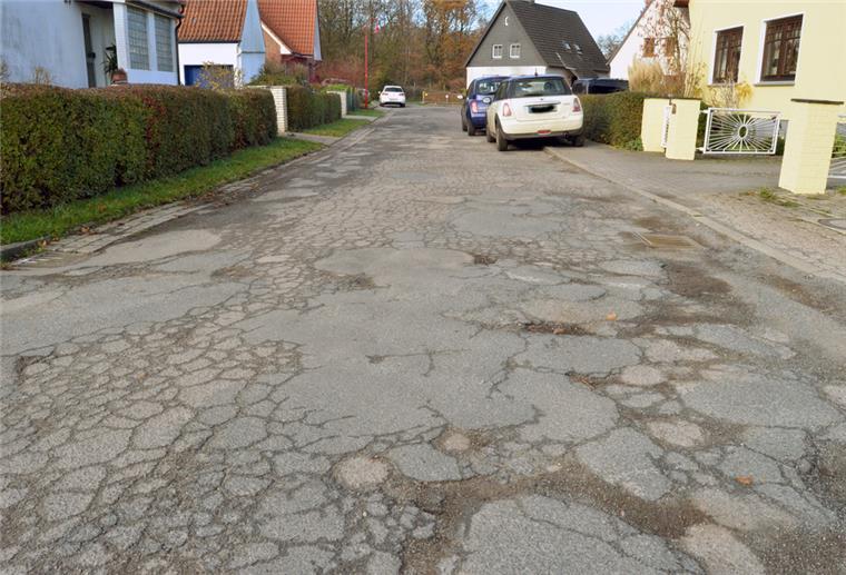 Die Straßen in der Loxstedter Siedlung Hohewurth sind über 60 Jahre alt und müssen dringend saniert werden. Archivfoto: Schmonsees