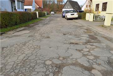 Die Straßen in der Loxstedter Siedlung Hohewurth sind über 60 Jahre alt und müssen dringend saniert werden. Archivfoto: Schmonsees