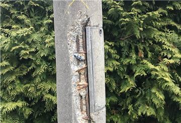 Die Straßenlaternen aus Beton in Schwei haben gut und gerne 50 Jahre auf dem Buckel. An einigen Masten wie hier in der Bahnhofstraße platzt der Beton inzwischen ab.