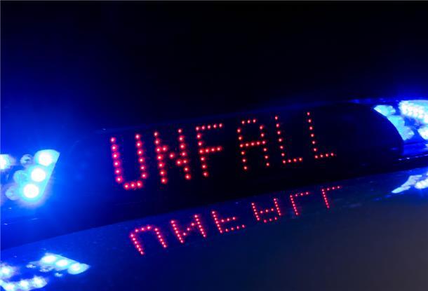 Die Aufschrift "Unfall" zwischen zwei Blaulichtern auf einem Polizeiwagen.