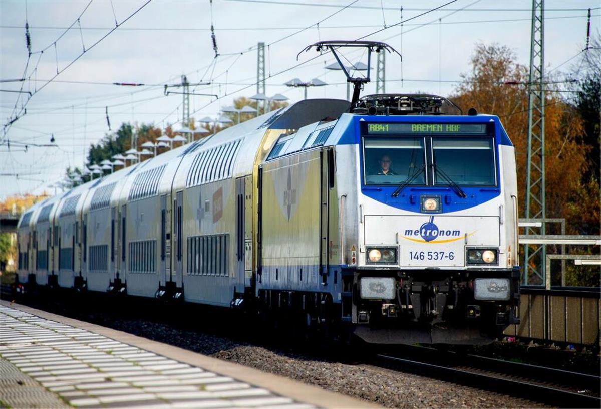 Ein Metronom hält an einem Bahnsteig.