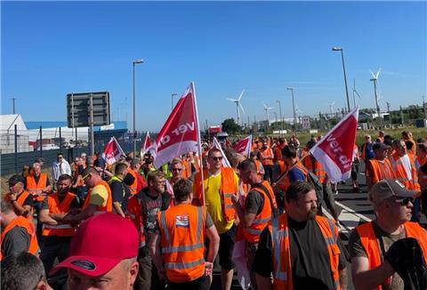Die streikenden Hafenarbeiter marschieren durch den Hafen.