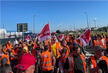 Die streikenden Hafenarbeiter marschieren durch den Hafen.