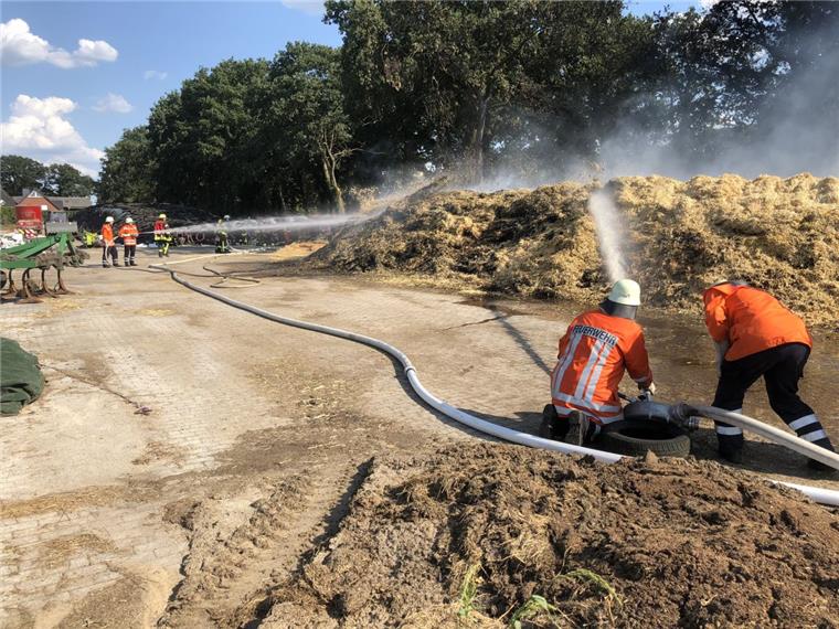 Strohballen und Reifen brennen in Beverstedt-Hollen Die Strohmiete fing am Nachmittag in Beverstedt-Hollen Feuer.