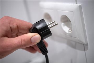 Ein Stecker wird in eine Steckdose gesteckt. Die Strompreise in Deutschland sind in den vergangenen Jahren drastisch gestiegen. Nun sind Pläne der Bundesregierung durchgesickert, wonach der Strompreis sinken soll.