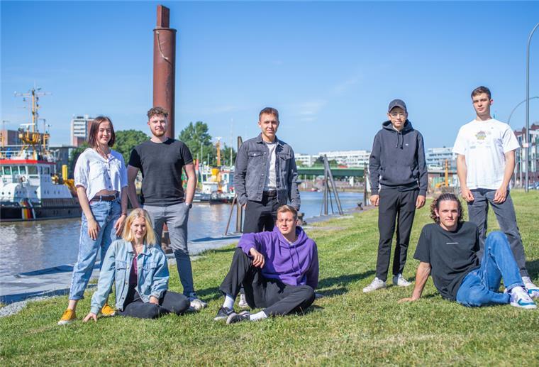 Die Studenten der Hochschule Bremerhaven gehen jetzt nach und nach mit ihren Läden an den Start (von links): Lara Berghahn, Lisa Wittich, Jonas Volmer, Dominik Hoppe, Moritz Rausch, Manuel Sellner, Nils Gorlikowski und Paul Steinmeyer. Foto: Hartmann