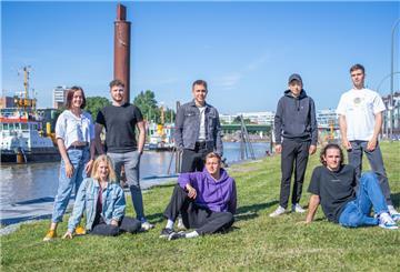 Die Studenten der Hochschule Bremerhaven gehen jetzt nach und nach mit ihren Läden an den Start (von links): Lara Berghahn, Lisa Wittich, Jonas Volmer, Dominik Hoppe, Moritz Rausch, Manuel Sellner, Nils Gorlikowski und Paul Steinmeyer. Foto: Hartmann