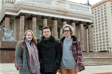 Die Studenten Nadeschda, Sergej und Igor von der Lomonossow-Universität tun ihren Unmut kund: Sie führen einen Protest gegen die geplante Fanzone vor der Uni an. Mehr als 10.000 Studenten haben sich der Online-Petition angeschlossen.