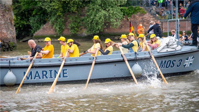 Studenten fahren Kutterrennen